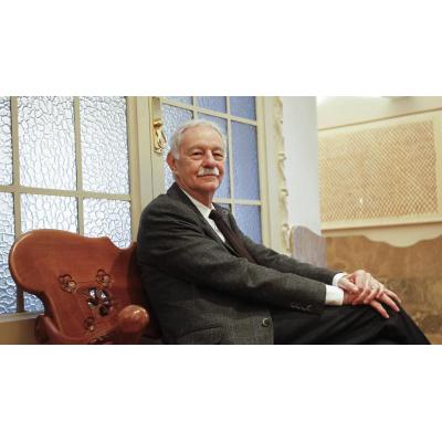 Eduardo Mendoza vuelve al frente de la lista de libros más vendidos en Navarra