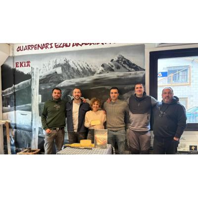 Corte de queso de Roncal para celebrar el relevo generacional