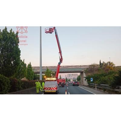 Una grúa de grandes dimensiones se avería en la PA-30 de Pamplona