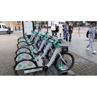 ¿Qué pasará con las bases de bicis eléctricas de Pamplona? El Ayuntamiento aclara quién las retirará