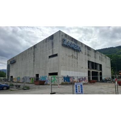 Comienza el derribo del edificio de la discoteca Zambra en Lesaka