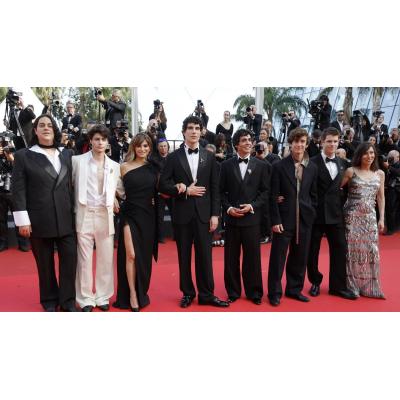 Penélope Cruz amadrina a Los Javis para cruzar la alfombra roja de su debut en Cannes