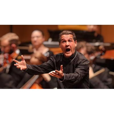 El tenor navarro Joaquín Asiáin celebra un cumpleaños más dando vida a un cisne: “Es un trabajo, una forma de vida”