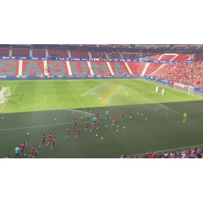 Vídeo: Los futbolistas saltan al campo entre los aplausos de los aficionados
