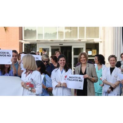 Médicos se concentran para protestar por las "jornadas interminables"