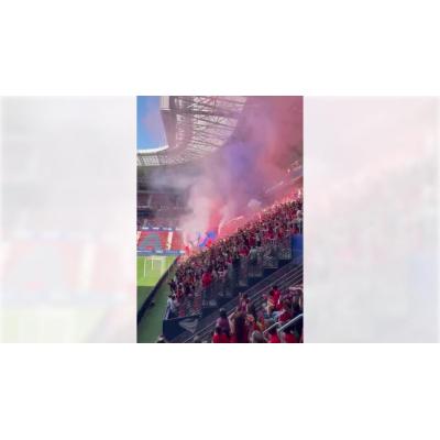Vídeo de bengalas en el entrenamiento con aficionados de Osasuna en El Sadar