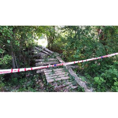 Muere un peregrino inglés de 64 años tras tropezar y caer desde un puente de madera de tres metros de altura en Puente la Reina-Gares