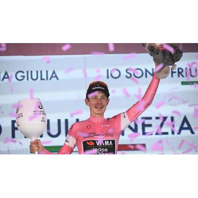 Vingegaard conquista su tercera etapa en Pila y se viste de rosa en el Giro