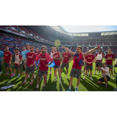 Osasuna se da un baño de masas con unos 4.000 seguidores en las gradas