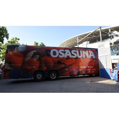 Vídeo: los jugadores de Osasuna bajan del autobús y entran al Coliseum saludando a los aficionados rojillos