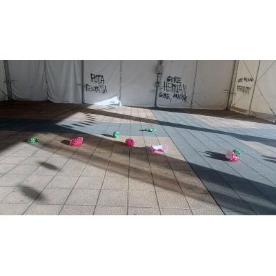 Pintadas contra España y destrozos en la carpa para la Feria de Abril en Noáin