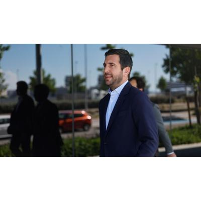Enrique Riquelme presenta la documentación para optar a ser presidente del Real Madrid
