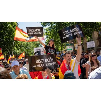 Fotos de la manifestación convocada por Sociedad Civil Española para pedir la dimisión de Pedro Sánchez