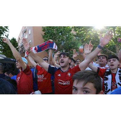 Fotos del recibimiento de aficionados rojillos a Osasuna en el Coliseum