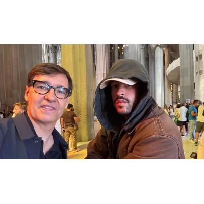 Salvador Illa publica en sus redes sociales un 'selfie' con Bad Bunny visitando la Sagrada Familia