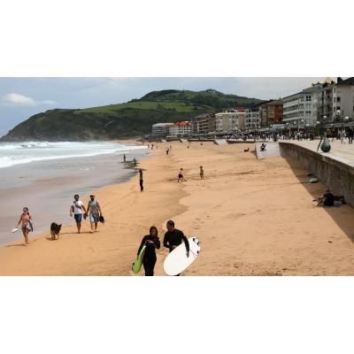 Los surfistas, salvavidas improvisados en las playas de Gipuzkoa ante la ausencia de socorristas