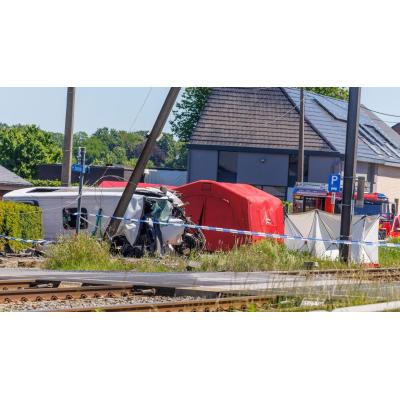 Al menos cuatro muertos, entre ellos dos menores, en la colisión entre un minibús escolar y un tren en Bélgica