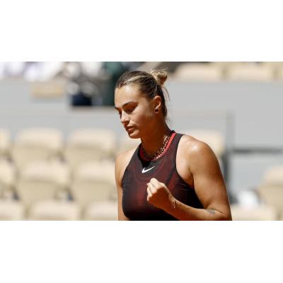 Sabalenka responde a las críticas por jugar con un collar de diamantes: "Si luzco bien, juego mejor"
