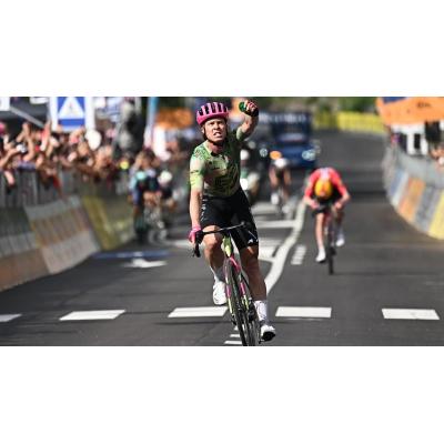 Valgren hace diana en Andalo, Vingegaard sigue la vida en rosa