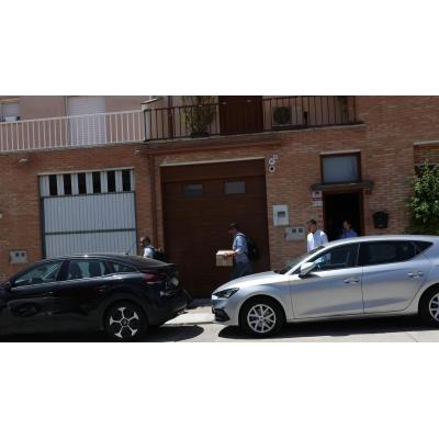 Fotos del registro de la UCO en el domicilio de Santos Cerdán en Milagro