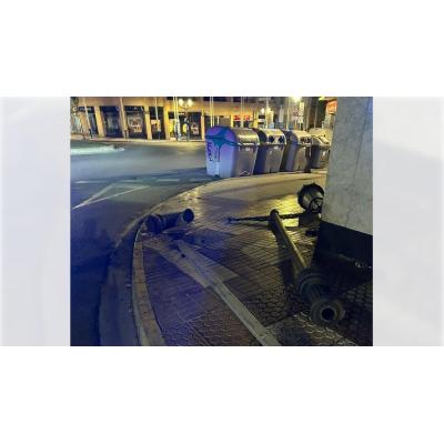 Denunciado un conductor tras derribar una farola y una señal realizando un trompo y darse a la fuga