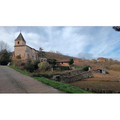 El pueblo-isla de Burgos que está a 20 minutos de Navarra y conserva una 'Capadocia' rupestre de hace 1.400 años