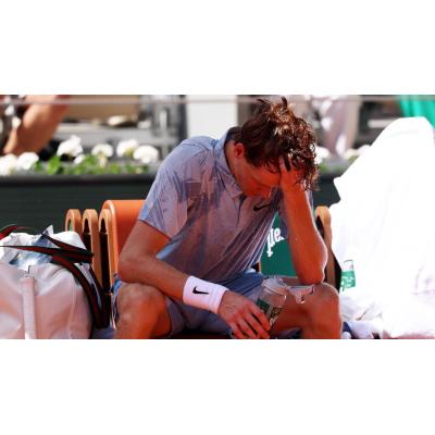 Sinner cae eliminado de Roland Garros, físicamente mermado, tras perder con el argentino Juan Manuel Cerúndolo