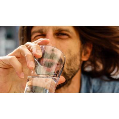 Expertos de la Clínica Universidad de Navarra explican cuánta agua deberíamos beber al día