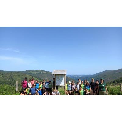 La lección del bosque: alumnos contemplan la restauración de un paraje calcinado en un pueblo de Navarra