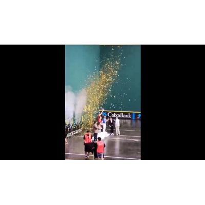 Vídeo de la entrega de la txapela del campeón del Manomanista a Darío