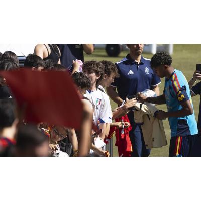 La Roja se da un baño de masas en el primer entrenamiento mundialista