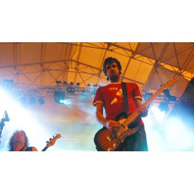 Empujones y codazos por ver a Berri Txarrak en Pamplona