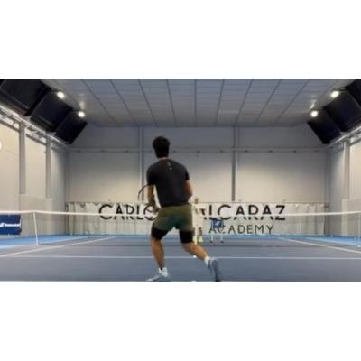 Alcaraz vuelve a entrenarse un mes y medio después, y golpeando la bola con la izquierda