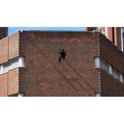 Exhibición policial y rápel en los edificios de Ciencias de la Universidad de Navarra
