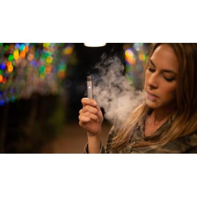 Vapear sabores frutales o con ‘mods’ altera más genes vinculados al cáncer que otros cigarrillos electrónicos