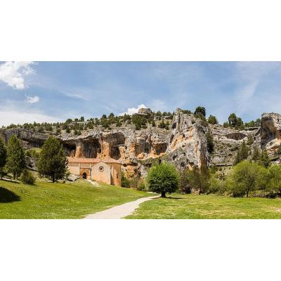 La ruta de senderismo que cruza un espectacular cañón y llega hasta una ermita templaria, a dos horas de Navarra