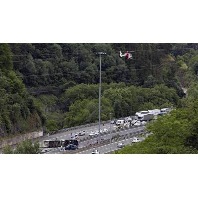 Fotos del accidente en la AP-8 en Elgoibar en el que han fallecido cinco policías forales
