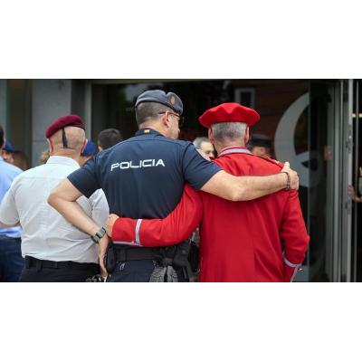 Fotos de la despedida en el tanatorio a los policías forales fallecidos