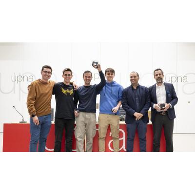 Estudiantes de ingeniería electrónica de la Universidad Pública de Navarra participan en una competición de diseño de robots de minisumo