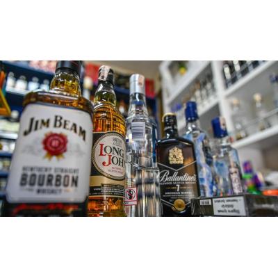El consumo habitual de alcohol entre jóvenes cae un 60% en dos décadas frente al auge del atracón en adultos