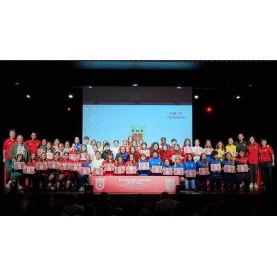 La Federación Navarra de Fútbol reconoce a los casi 500 integrantes de sus diferentes selecciones