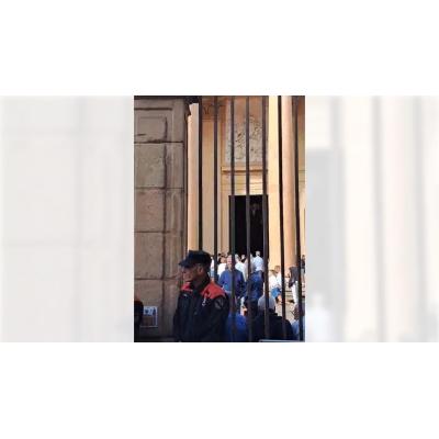 Vídeo con la entrada de la Catedral antes del funeral por los policías forales fallecidos en Elgoibar