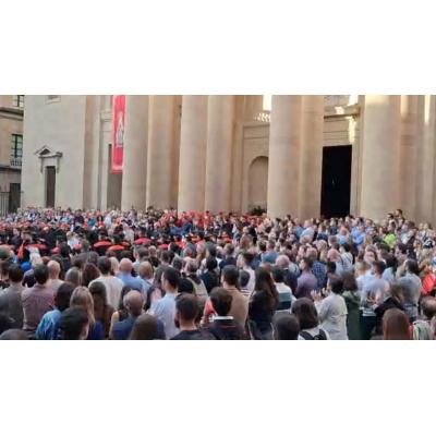 Vídeo de la salida de los familiares de los policías forales tras el funeral en la Catedral de Pamplona