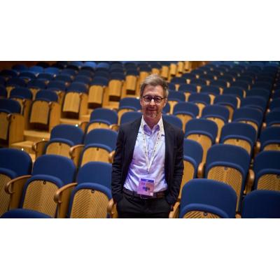 Cédric Galera, psiquiatra de la Universidad de Burdeos: "Si de un día a otro pasa a no dormir, a tener malas notas, a enojarse, a tener mucha irritabilidad cuando no era así. Son señales de alarma en niños"