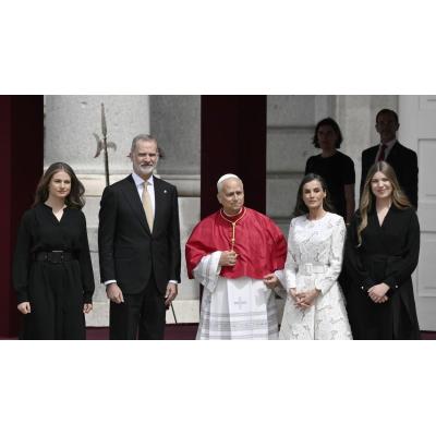 León XIV, recibido con honores por los Reyes y sus hijas a su llegada al Palacio Real