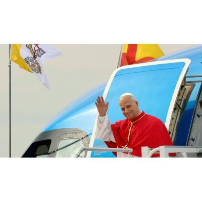 Los Reyes y Sánchez reciben a León XIV en el aeropuerto y se escuchan los primeros ¡Viva el Papa!