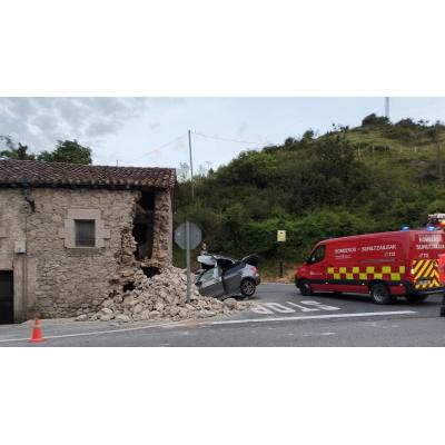 Una mujer de 20 años, trasladada al hospital tras empotrar su coche contra una vivienda en Erice