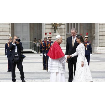 La reina recupera un diseño que realza el 'privilegio del blanco' en la recepción al papa
