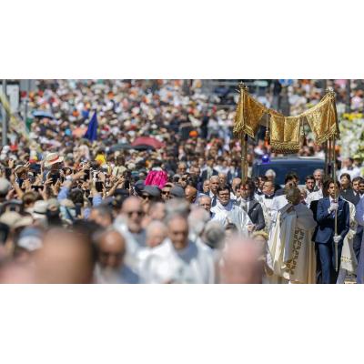 Un millón doscientas mil personas acuden a la misa y la procesión del Corpus para acompañar al papa en Cibeles