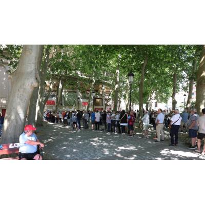 Colas y buenas caras para renovar los abonos de la Feria del Toro en Pamplona